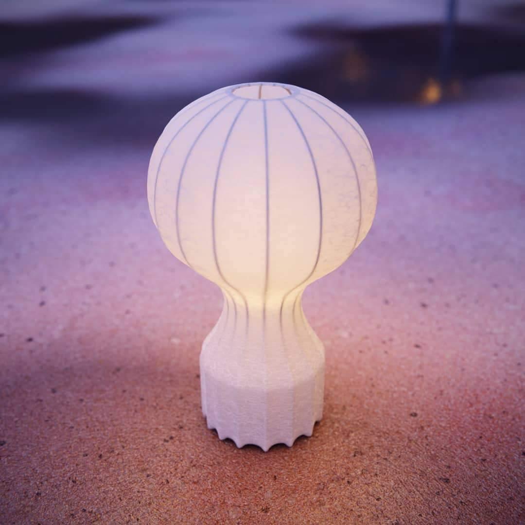 Lirove rzeźbiona lampa stołowa ze stali