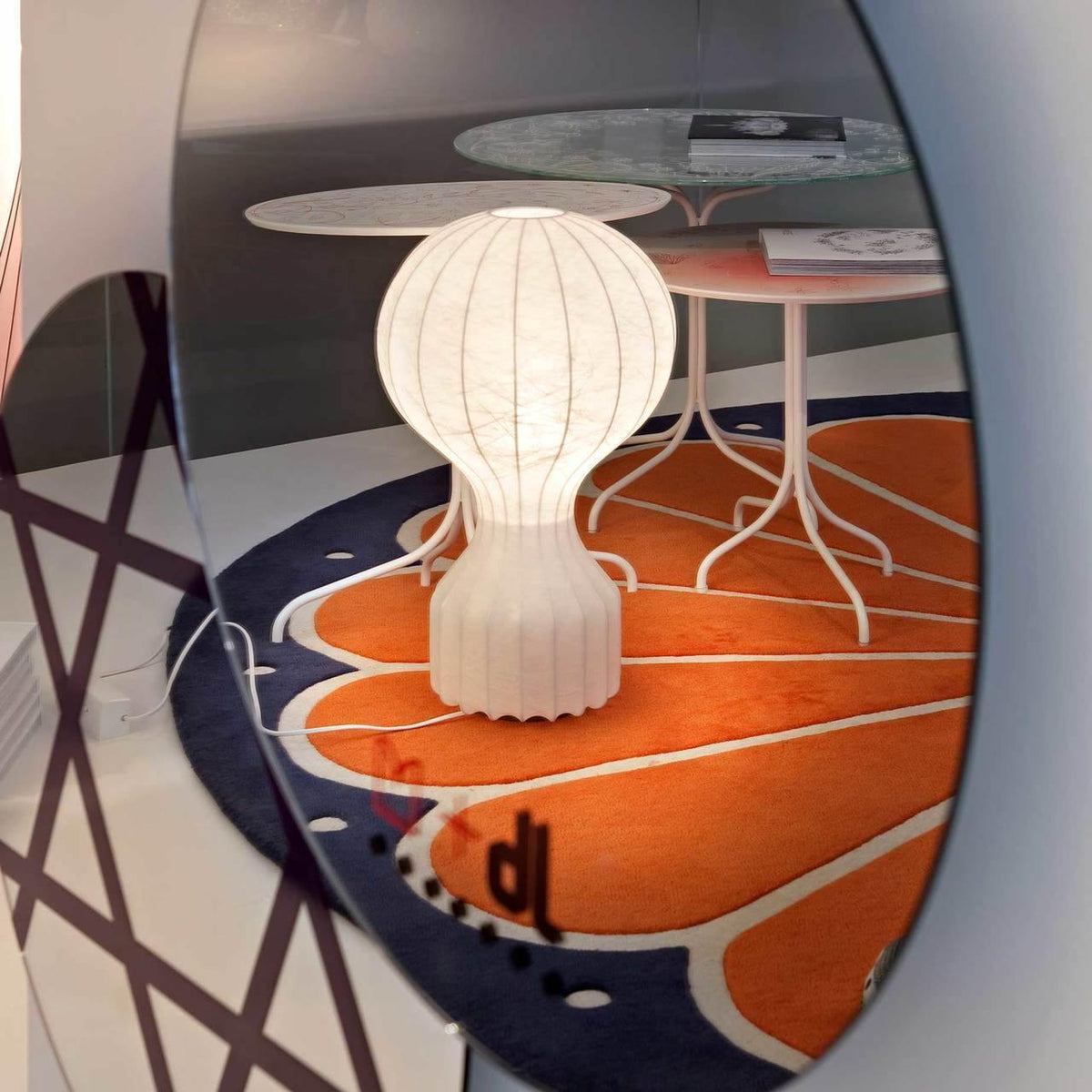 Lirove rzeźbiona lampa stołowa ze stali