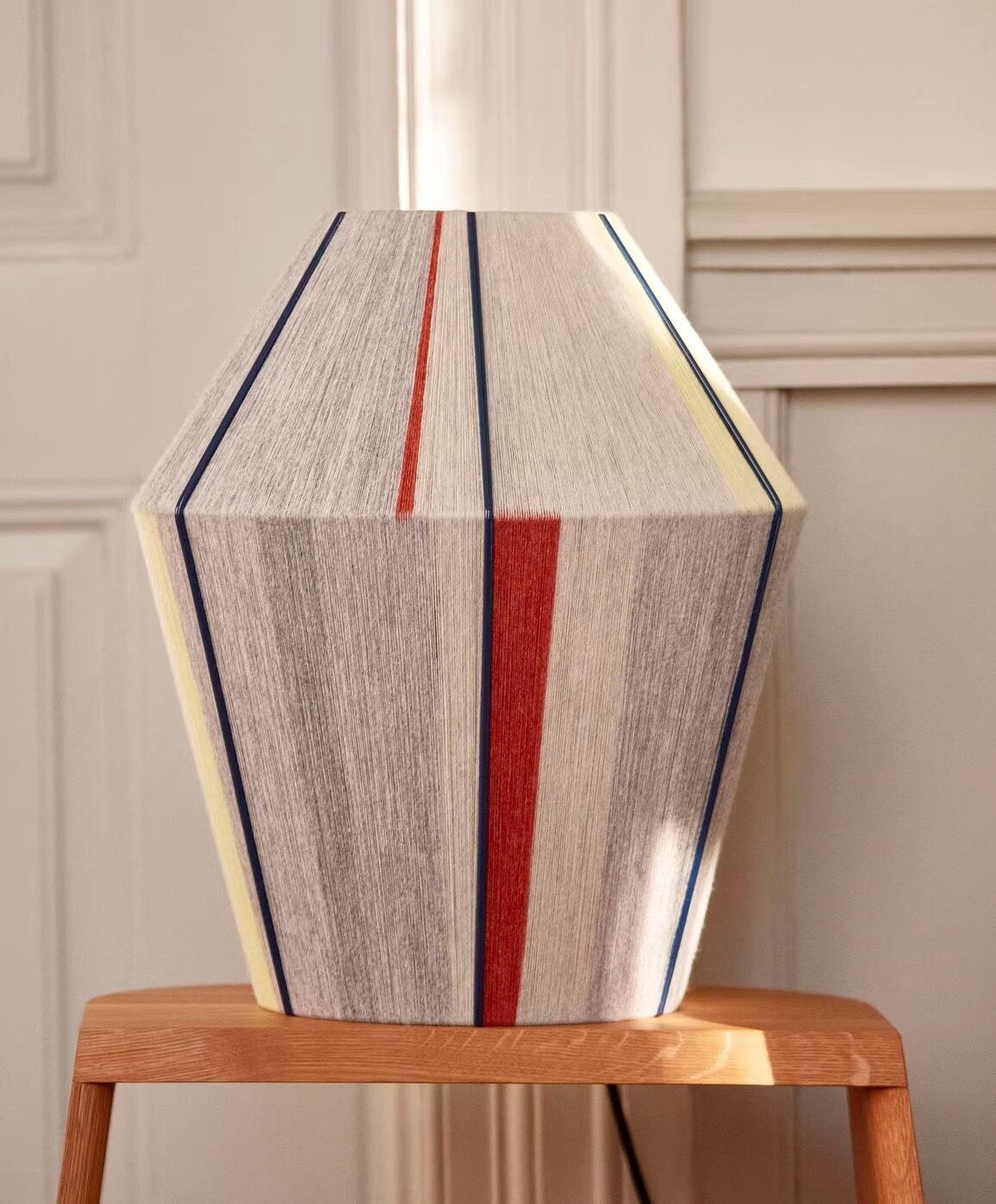Lampa wisząca w kształcie latarni z ręcznie nawijanego płótna