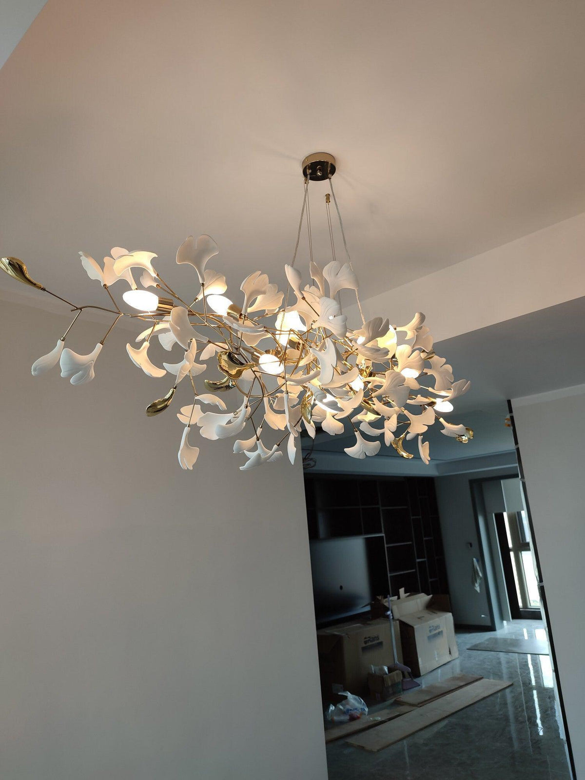 Veveno żyrandol Gingko S ceramiczne płatki mosiądz