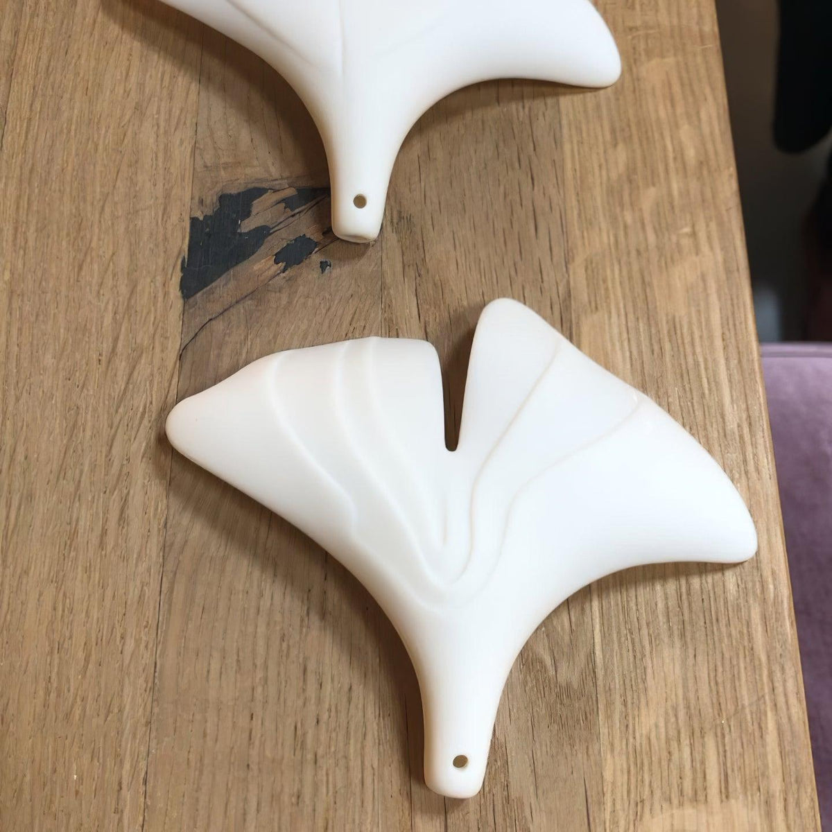 Calix żyrandol ramowy ceramiczny z kloszem w kształcie liścia ginkgo w kolorze białym złoto nowoczesny