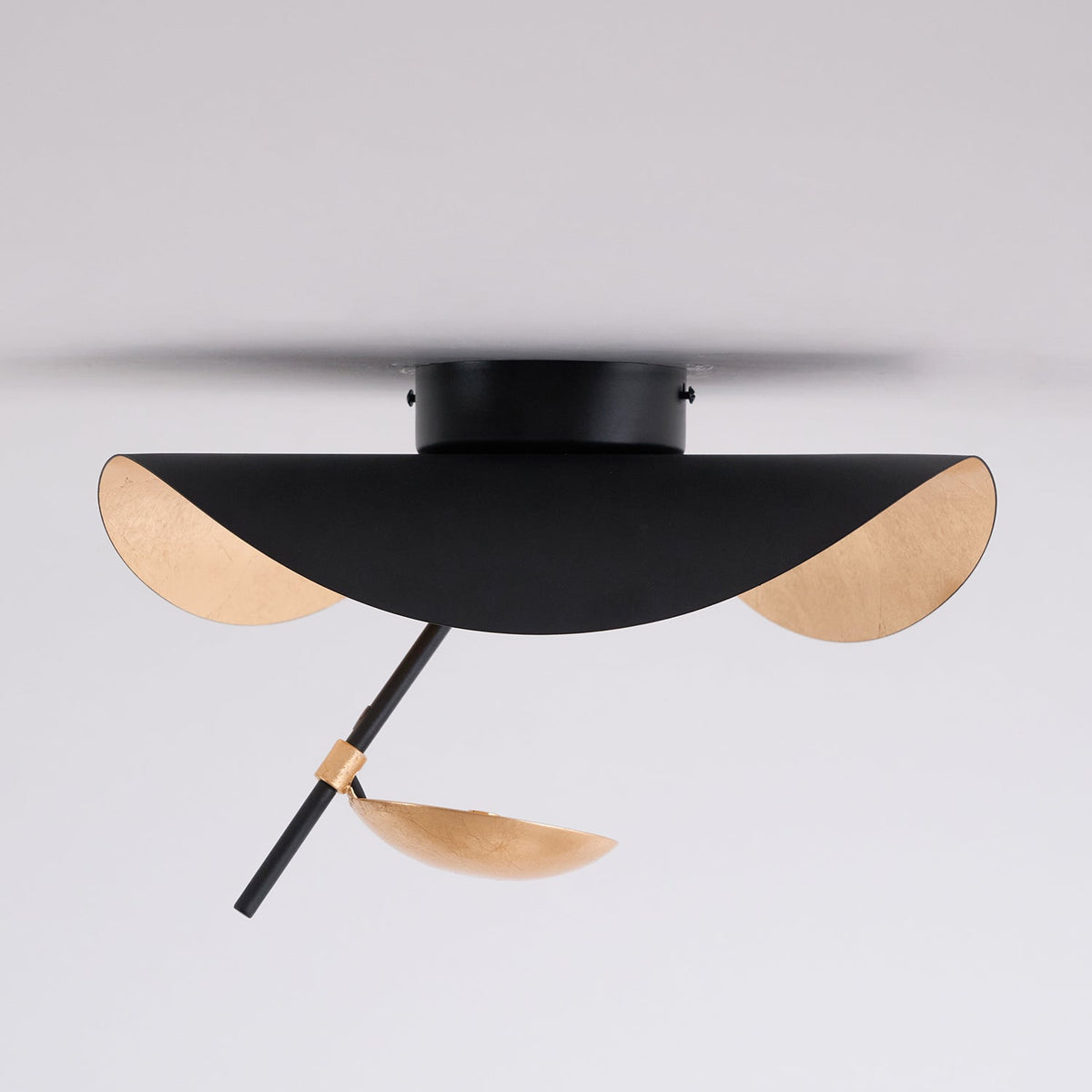 Lampa sufitowa Solara z wygiętym abażynem i złotym wnętrzem
