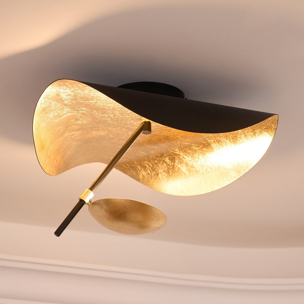 Lampa sufitowa Solara z wygiętym abażynem i złotym wnętrzem