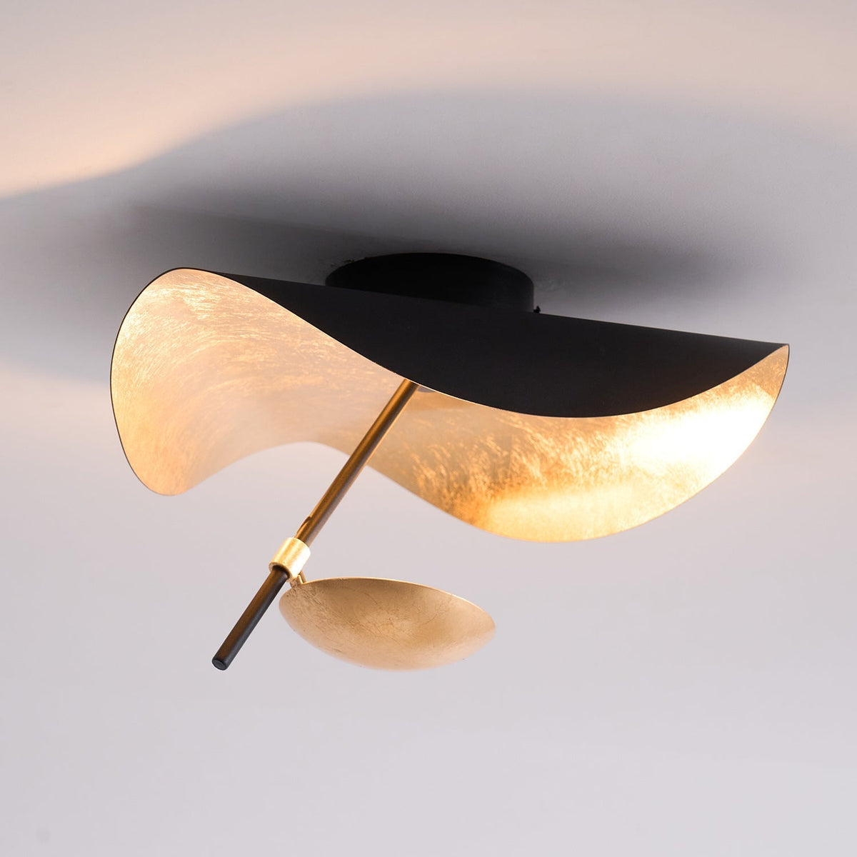 Lampa sufitowa Solara z wygiętym abażynem i złotym wnętrzem