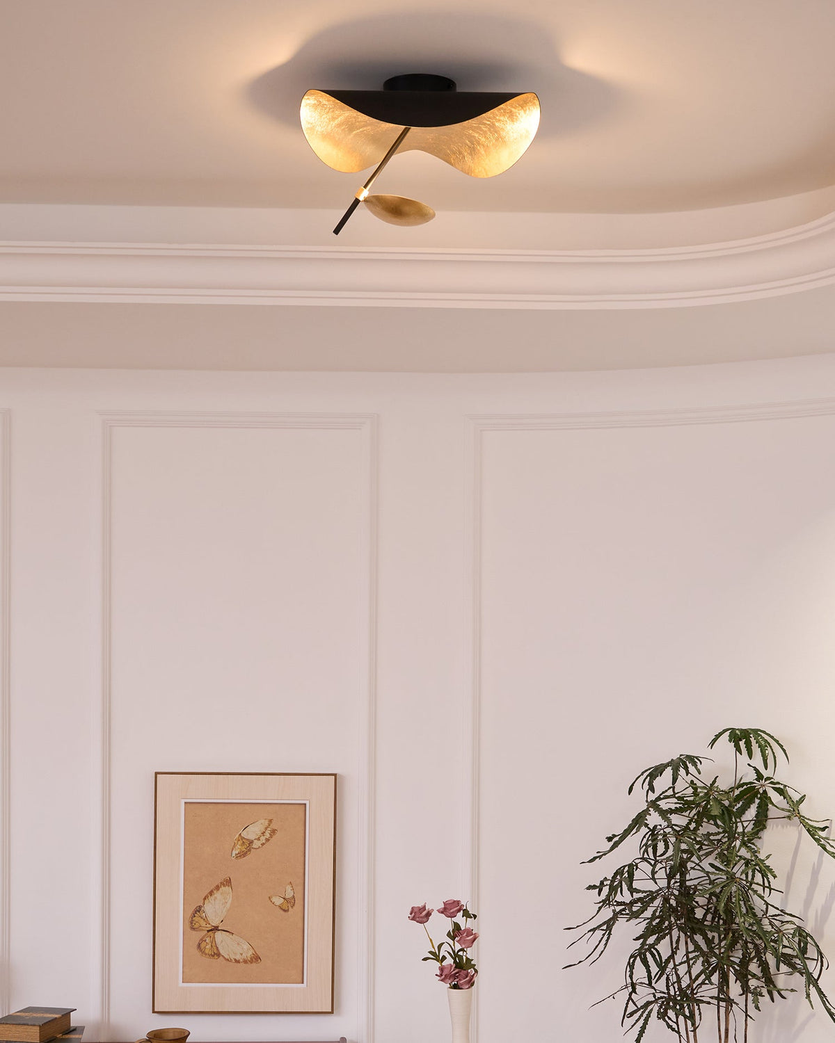 Lampa sufitowa Solara z wygiętym abażynem i złotym wnętrzem