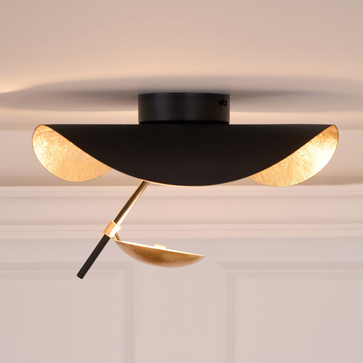 Lampa sufitowa Solara z wygiętym abażynem i złotym wnętrzem
