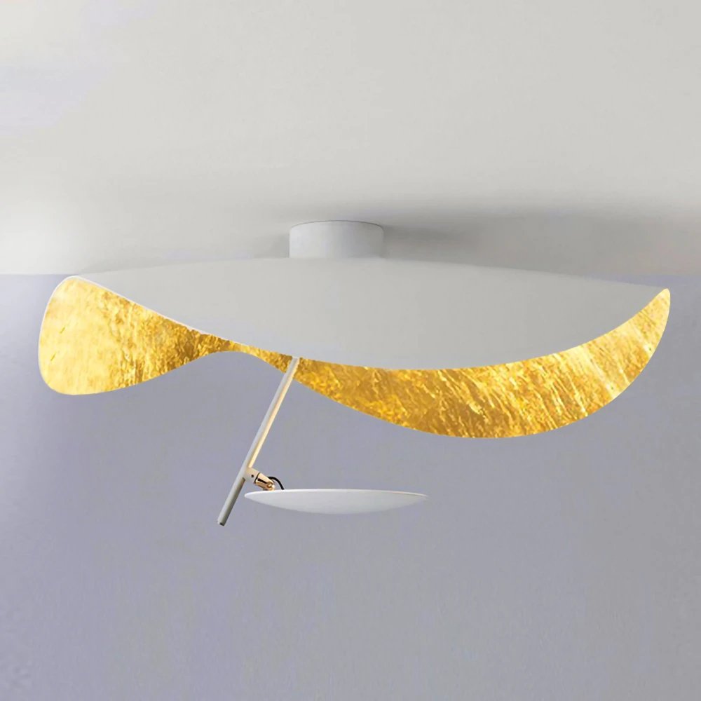 Lampa sufitowa Solara z wygiętym abażynem i złotym wnętrzem