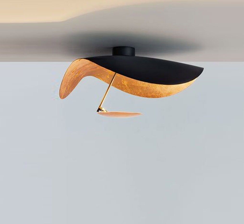 Lampa sufitowa Solara z wygiętym abażynem i złotym wnętrzem
