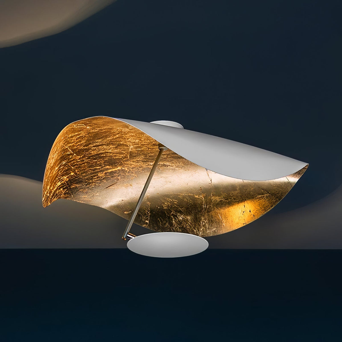 Lampa sufitowa Solara z wygiętym abażynem i złotym wnętrzem