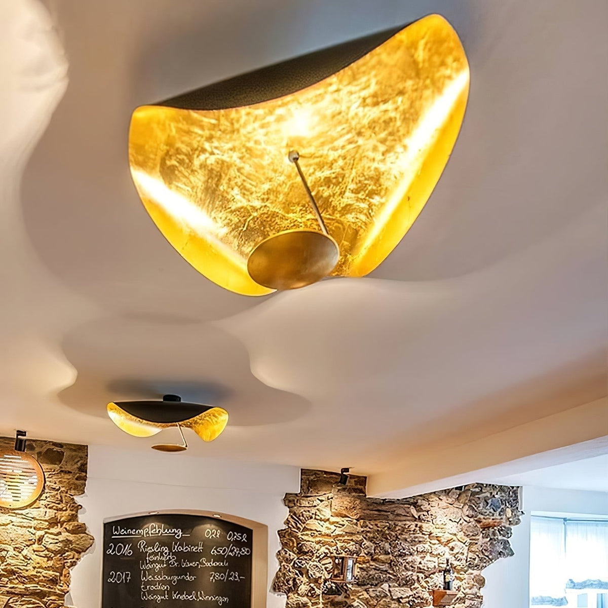 Lampa sufitowa Solara z wygiętym abażynem i złotym wnętrzem