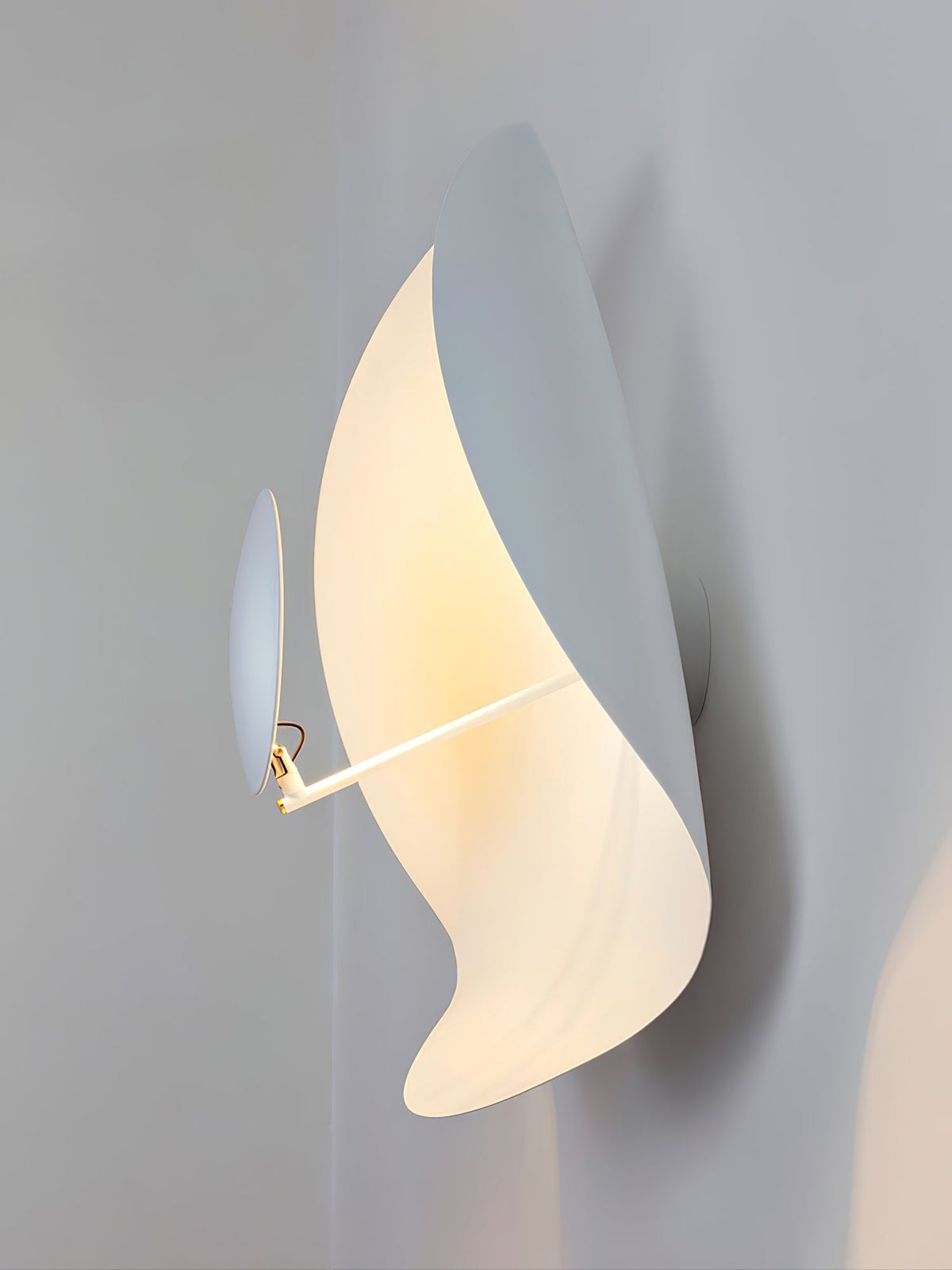 Lampa sufitowa Solara z wygiętym abażynem i złotym wnętrzem
