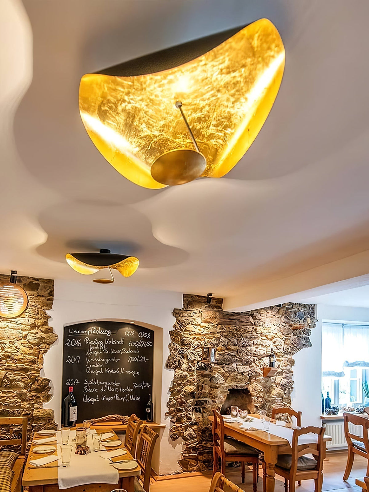 Lampa sufitowa Solara z wygiętym abażynem i złotym wnętrzem
