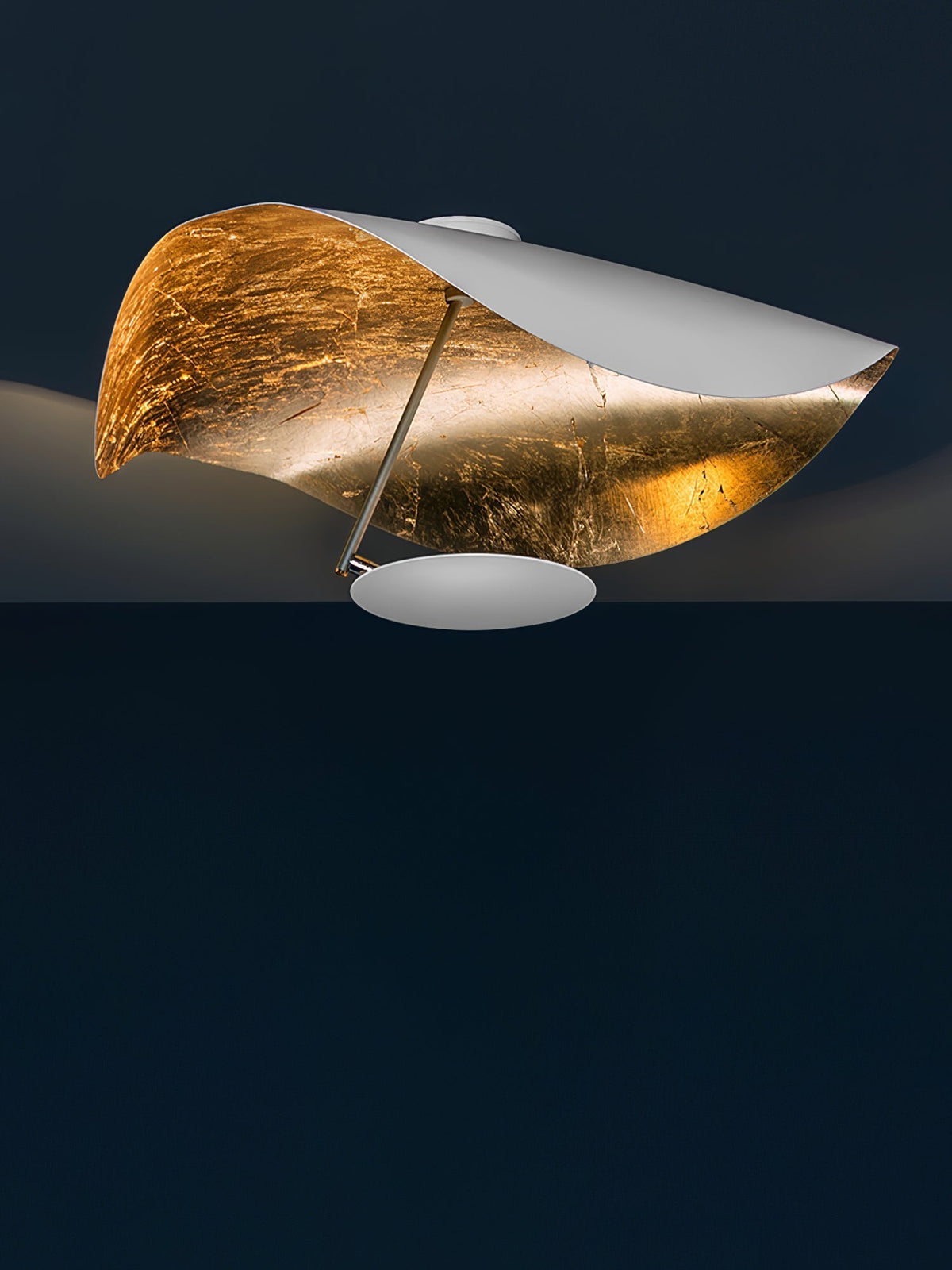 Lampa sufitowa Solara z wygiętym abażynem i złotym wnętrzem