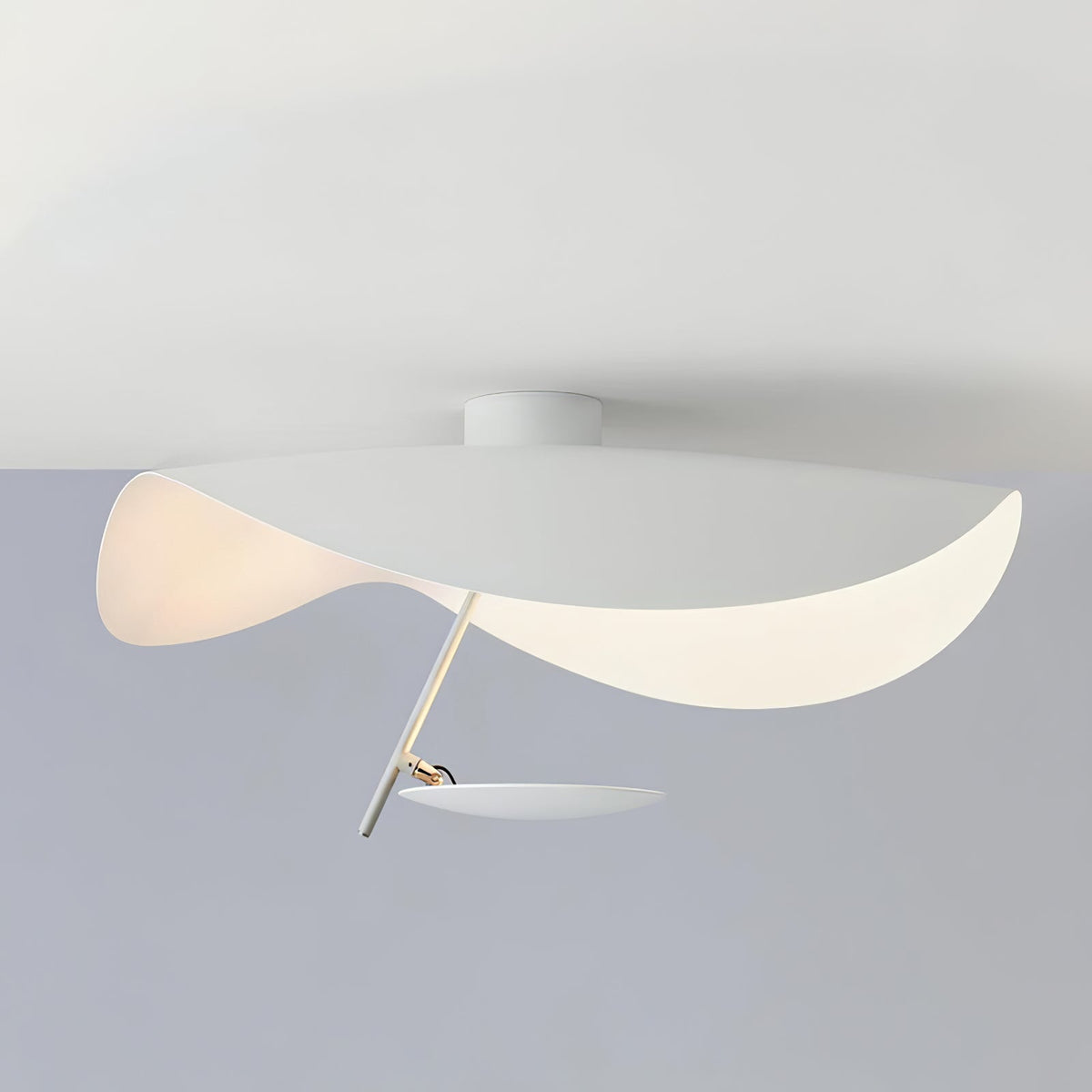 Lampa sufitowa Solara z wygiętym abażynem i złotym wnętrzem