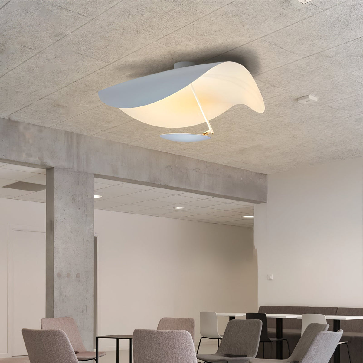 Lampa sufitowa Solara z wygiętym abażynem i złotym wnętrzem