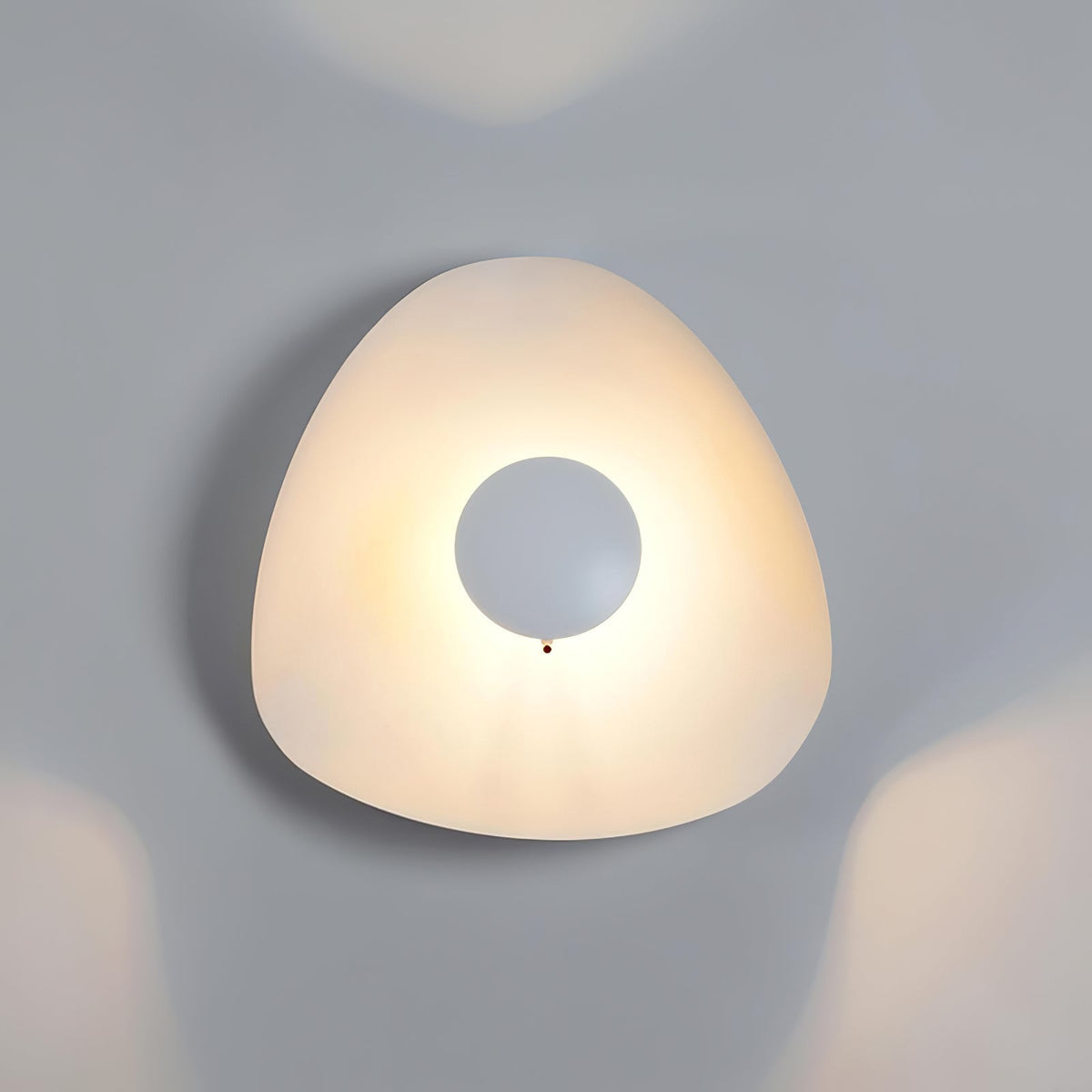 Lampa sufitowa Solara z wygiętym abażynem i złotym wnętrzem