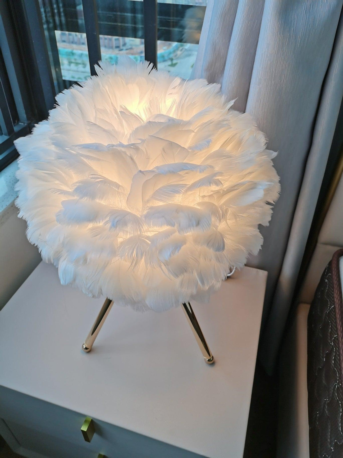 Nilo lampa stołowa ze szczegółami piórowymi w stylu damskim