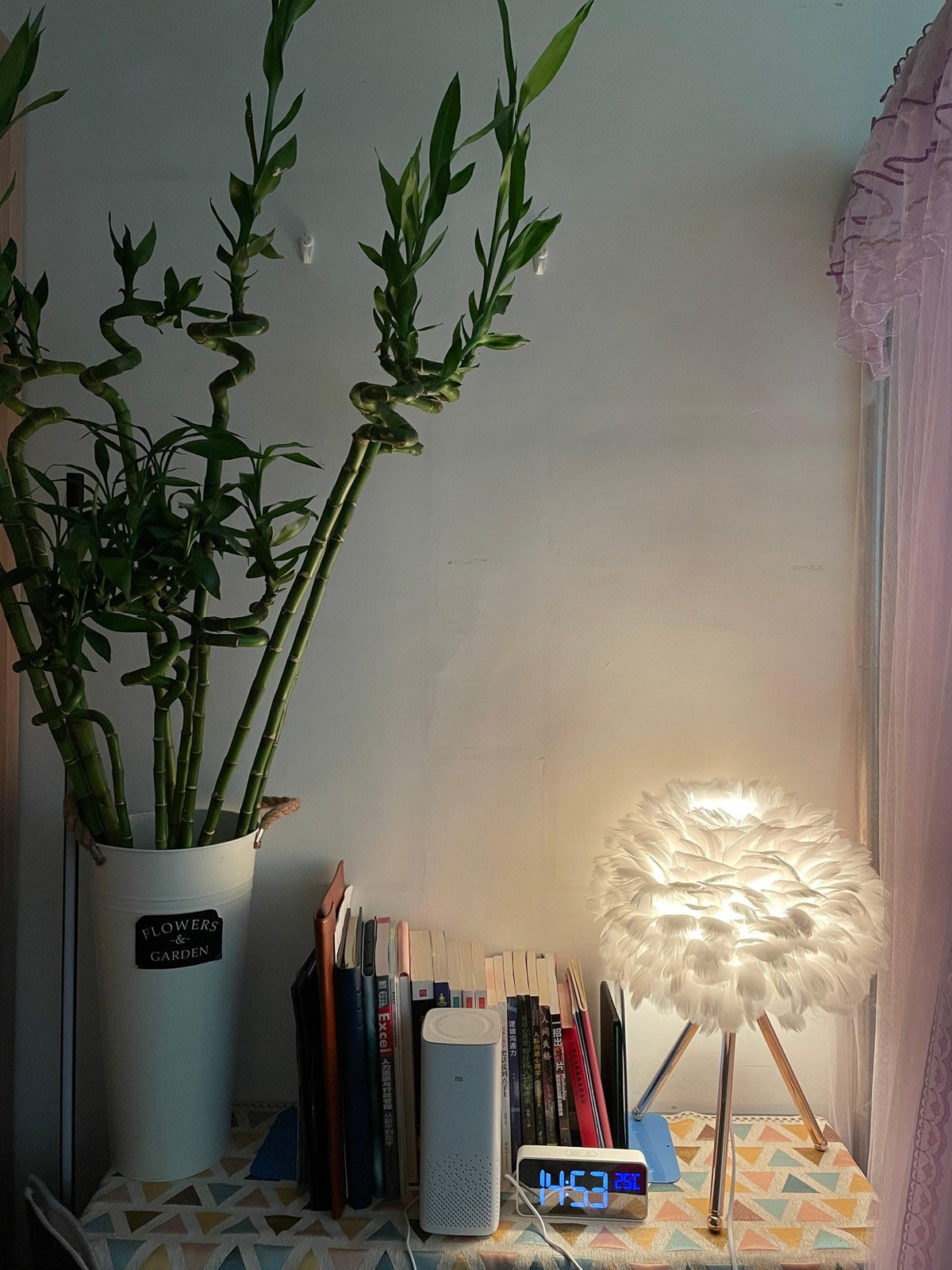 Nilo lampa stołowa ze szczegółami piórowymi w stylu damskim