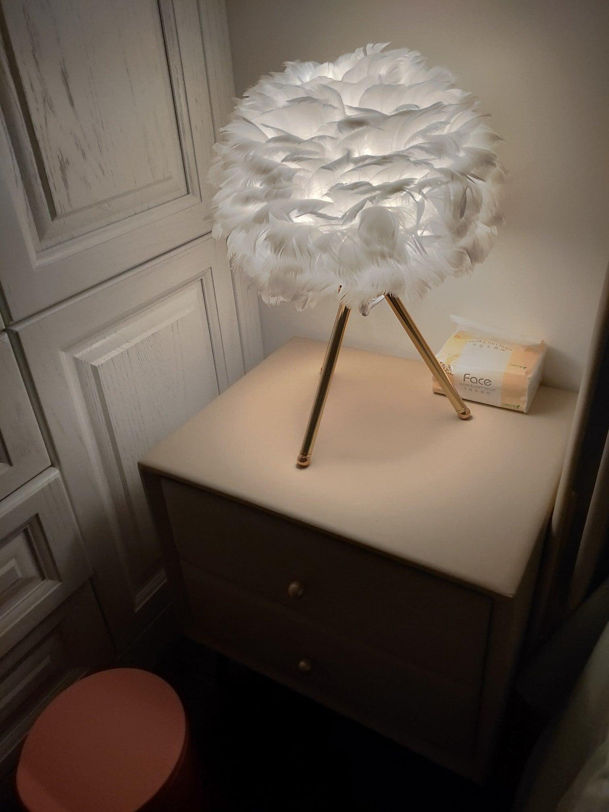 Nilo lampa stołowa ze szczegółami piórowymi w stylu damskim