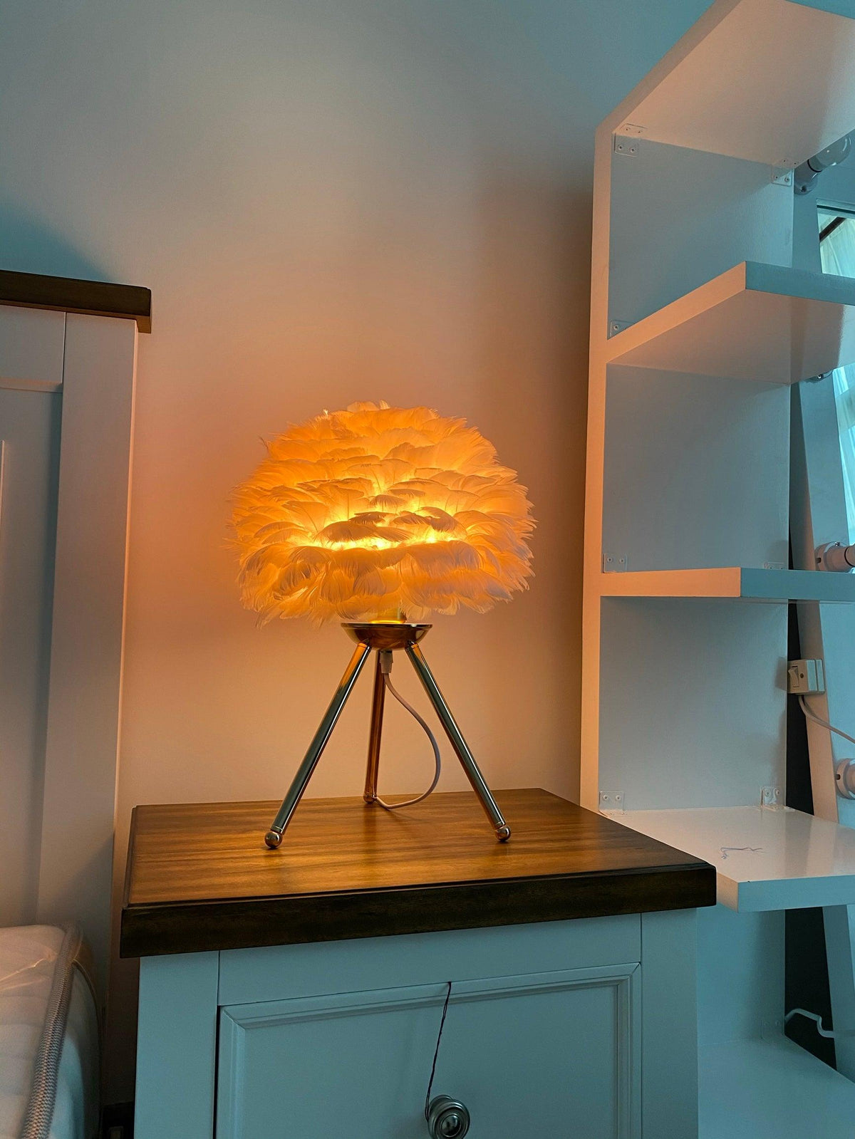 Nilo lampa stołowa ze szczegółami piórowymi w stylu damskim