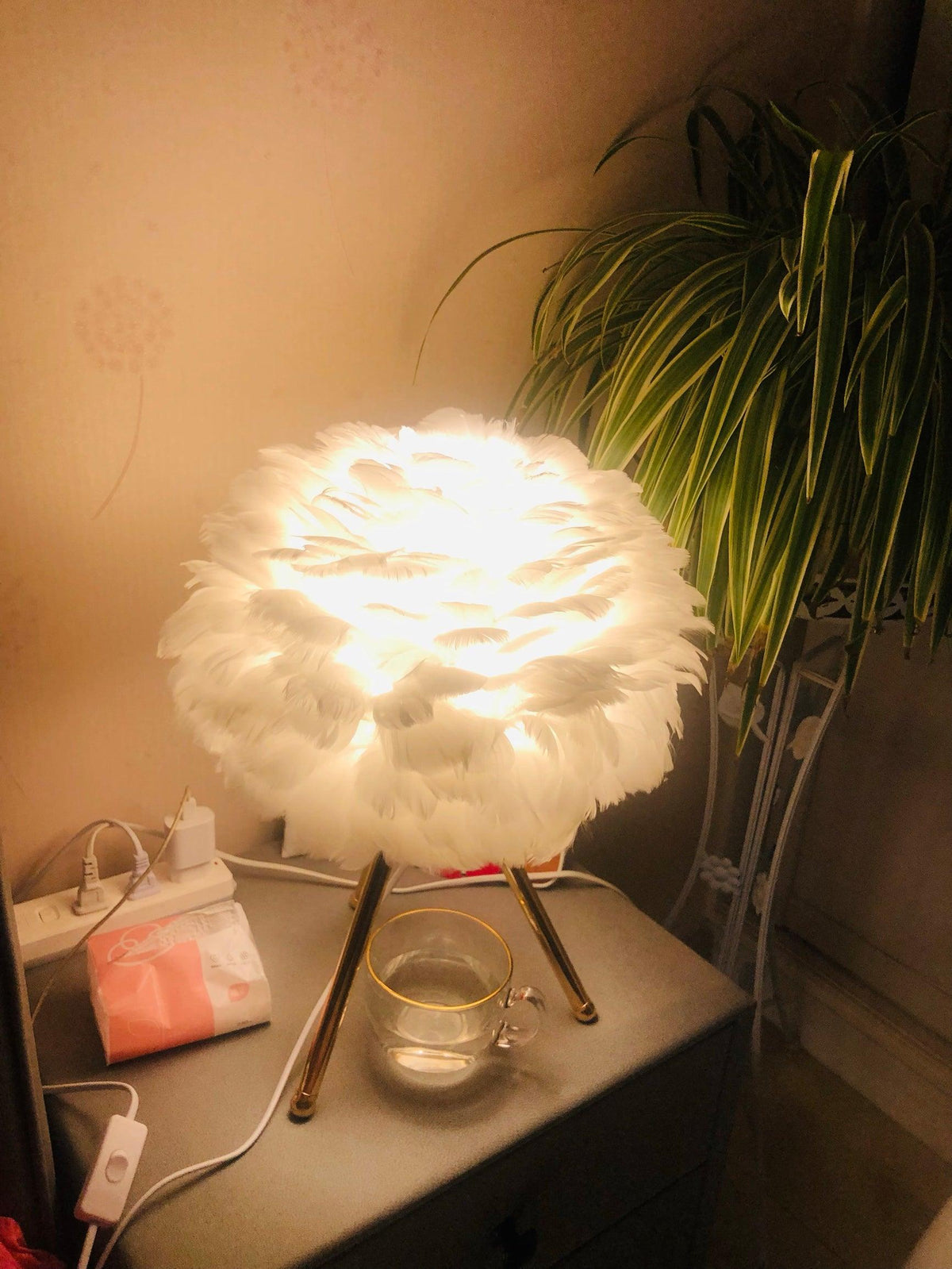 Nilo lampa stołowa ze szczegółami piórowymi w stylu damskim