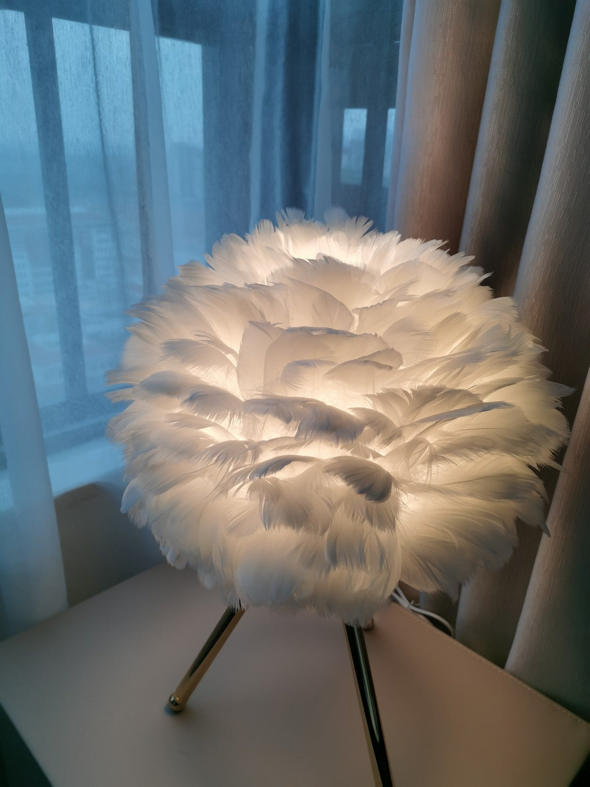 Nilo lampa stołowa ze szczegółami piórowymi w stylu damskim