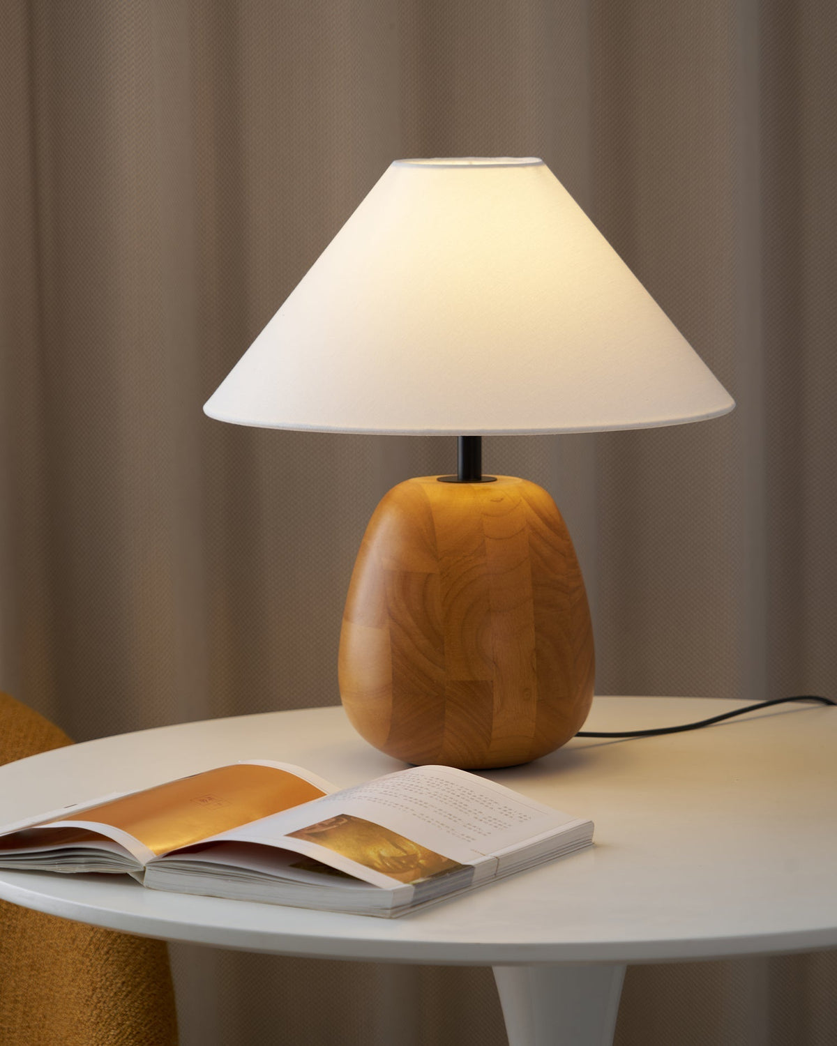 Lindenier drewniana lampa stołowa