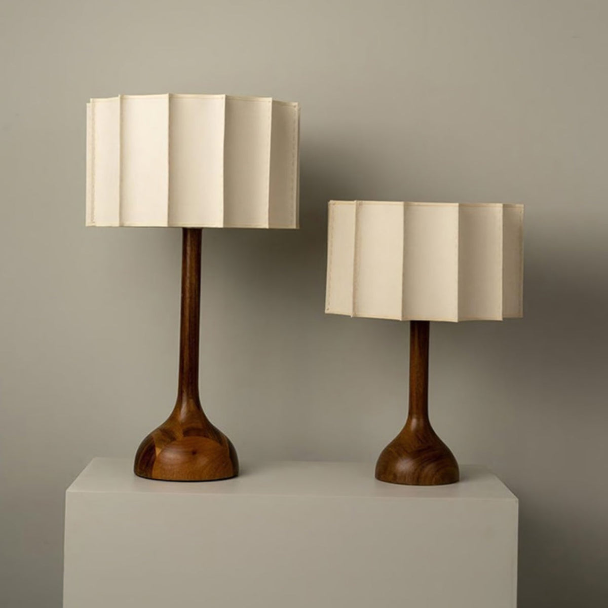 Livenq lampa stołowa retro z drewna i płótna