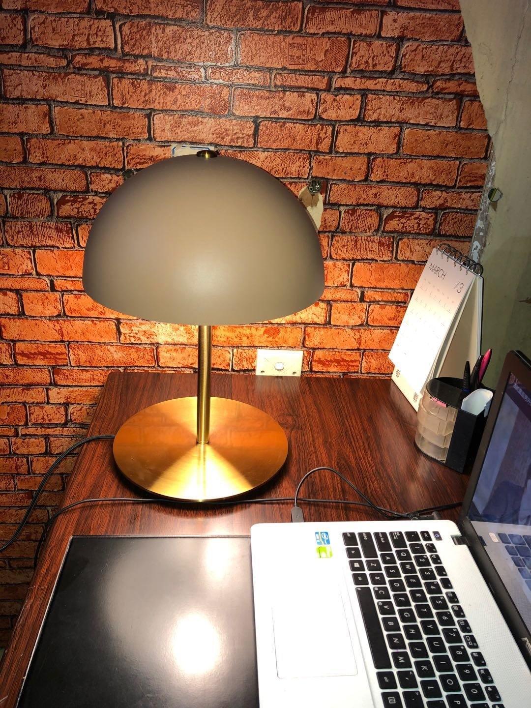 Brioth lampa stołowa ze szkła akrylowego w stylu skandynawskim
