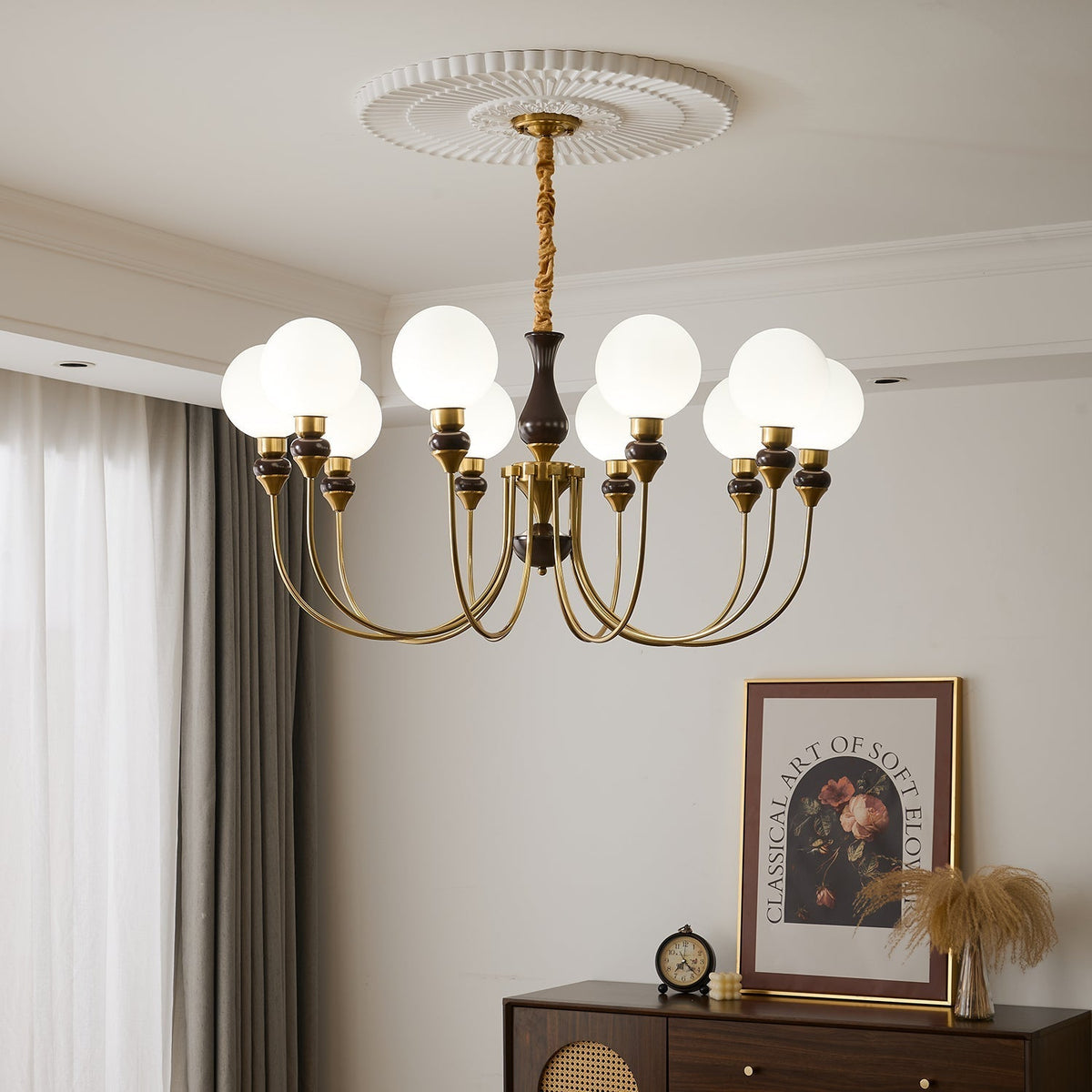 Eiruella żyrandol z ramionami mosiężnymi i kulistymi kloszami ze szkła matowego