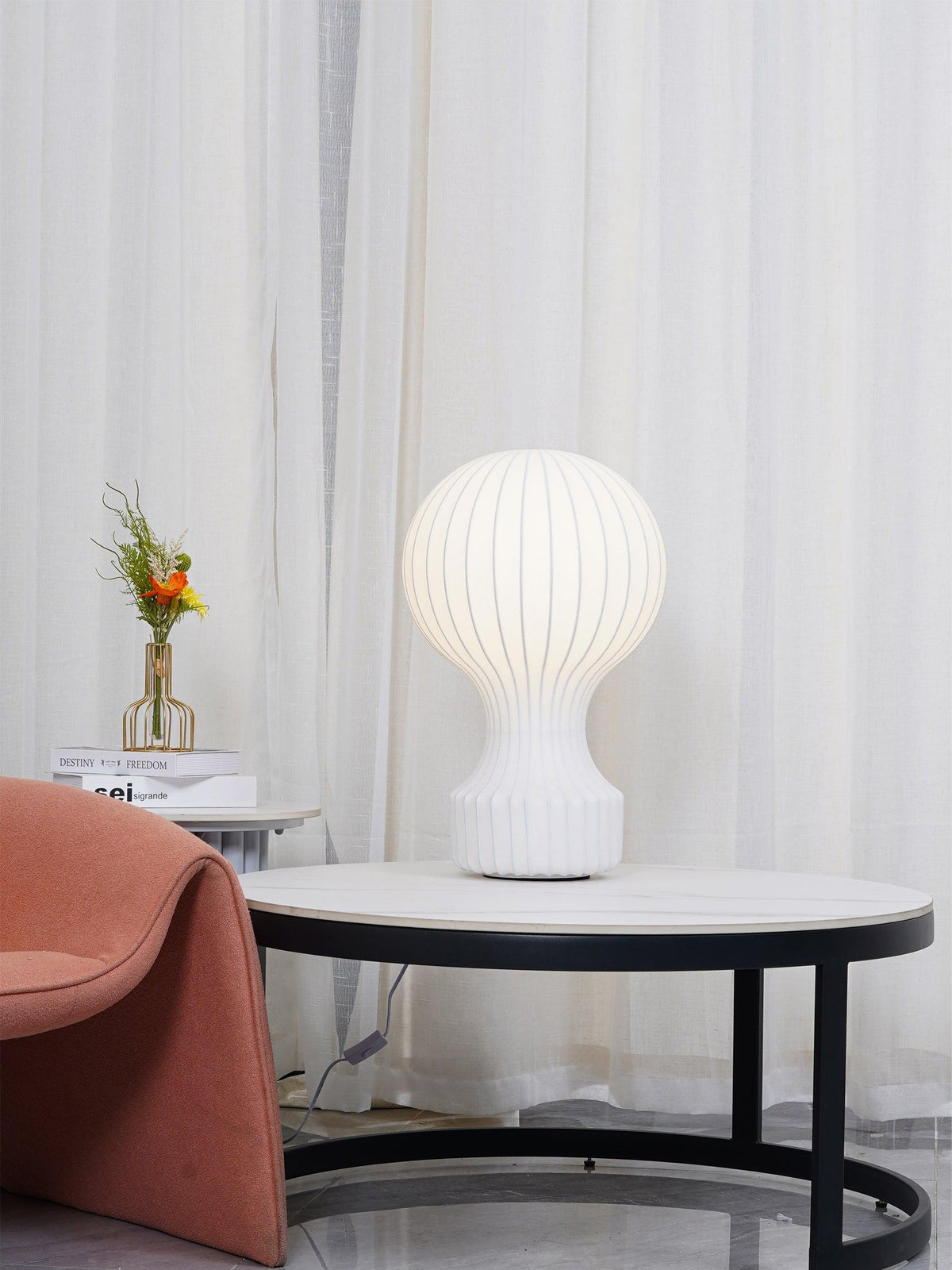 Lirove rzeźbiona lampa stołowa ze stali