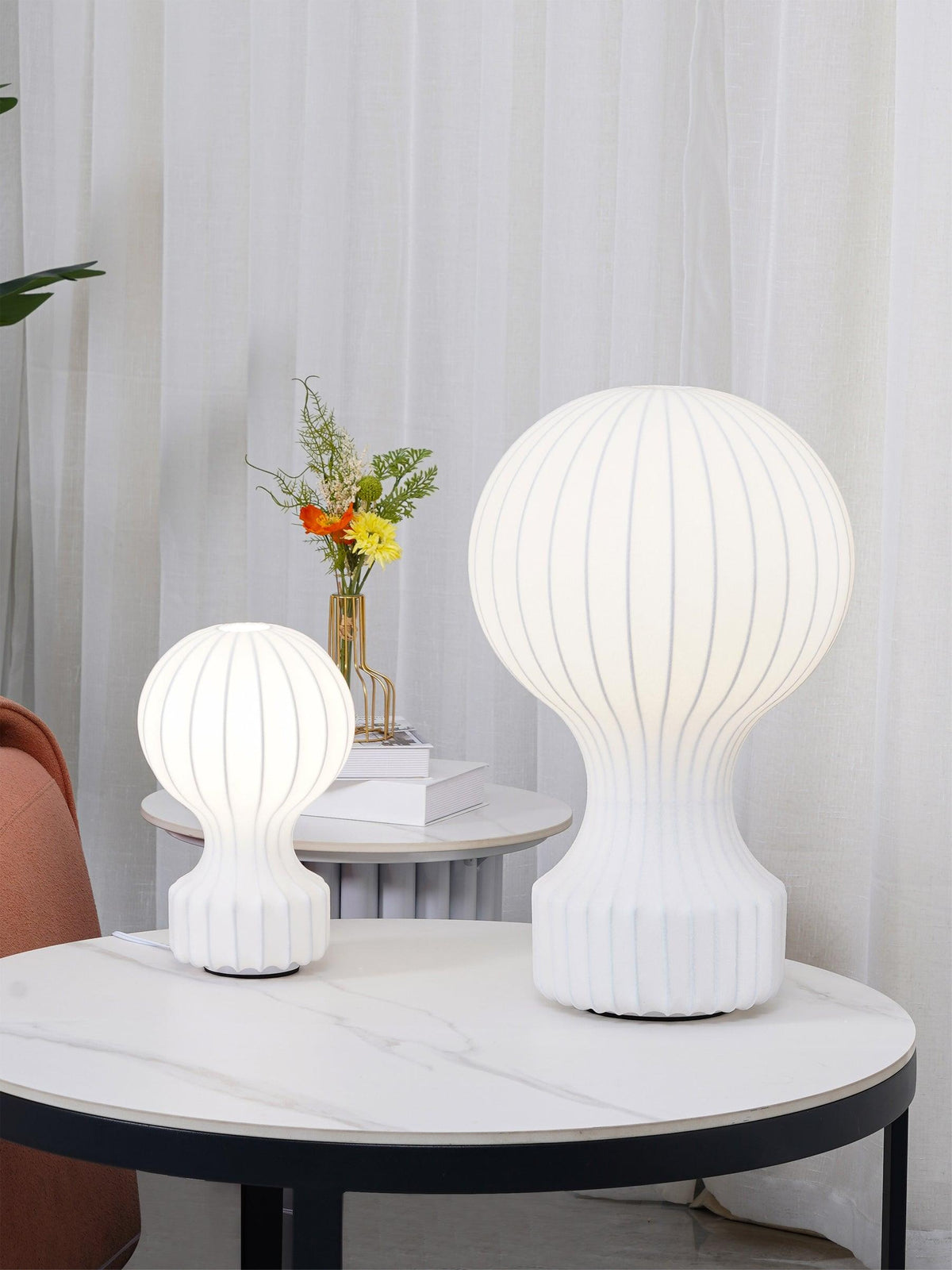 Lirove rzeźbiona lampa stołowa ze stali