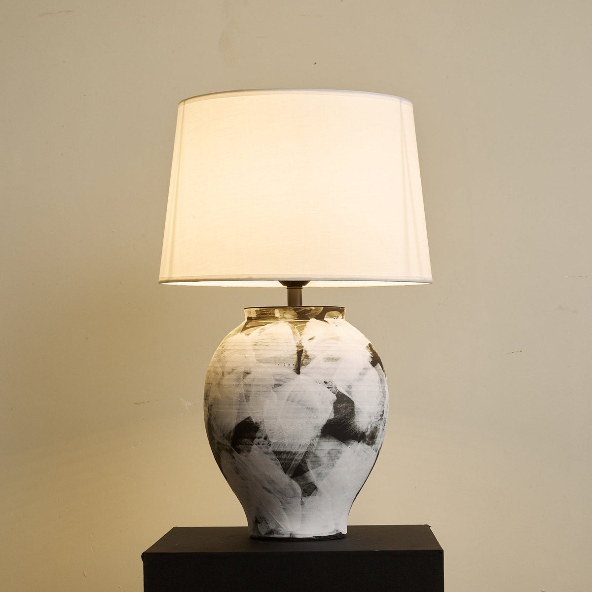 Elegancka lampa stołowa z ceramiki Brush