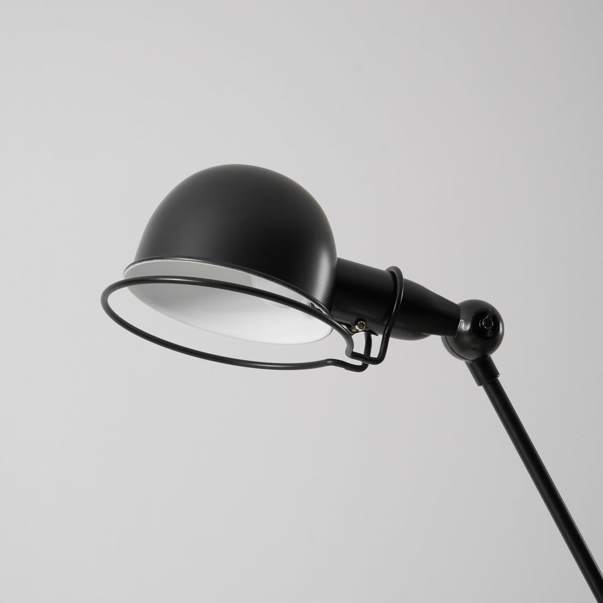 Orelalise lampa stojąca