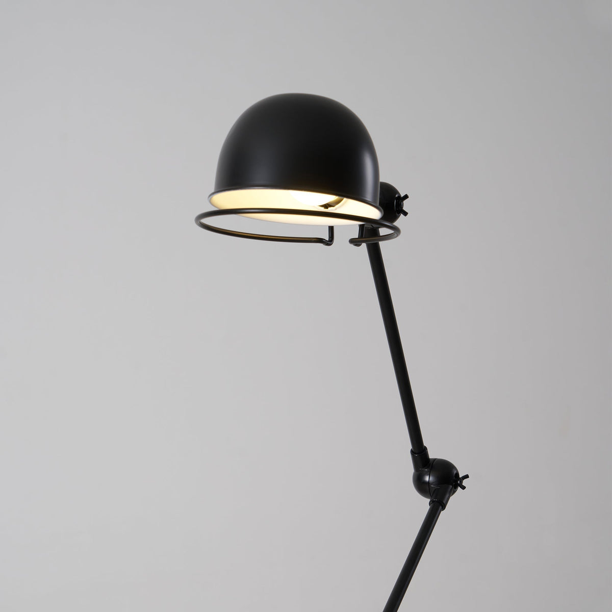 Orelalise lampa stojąca