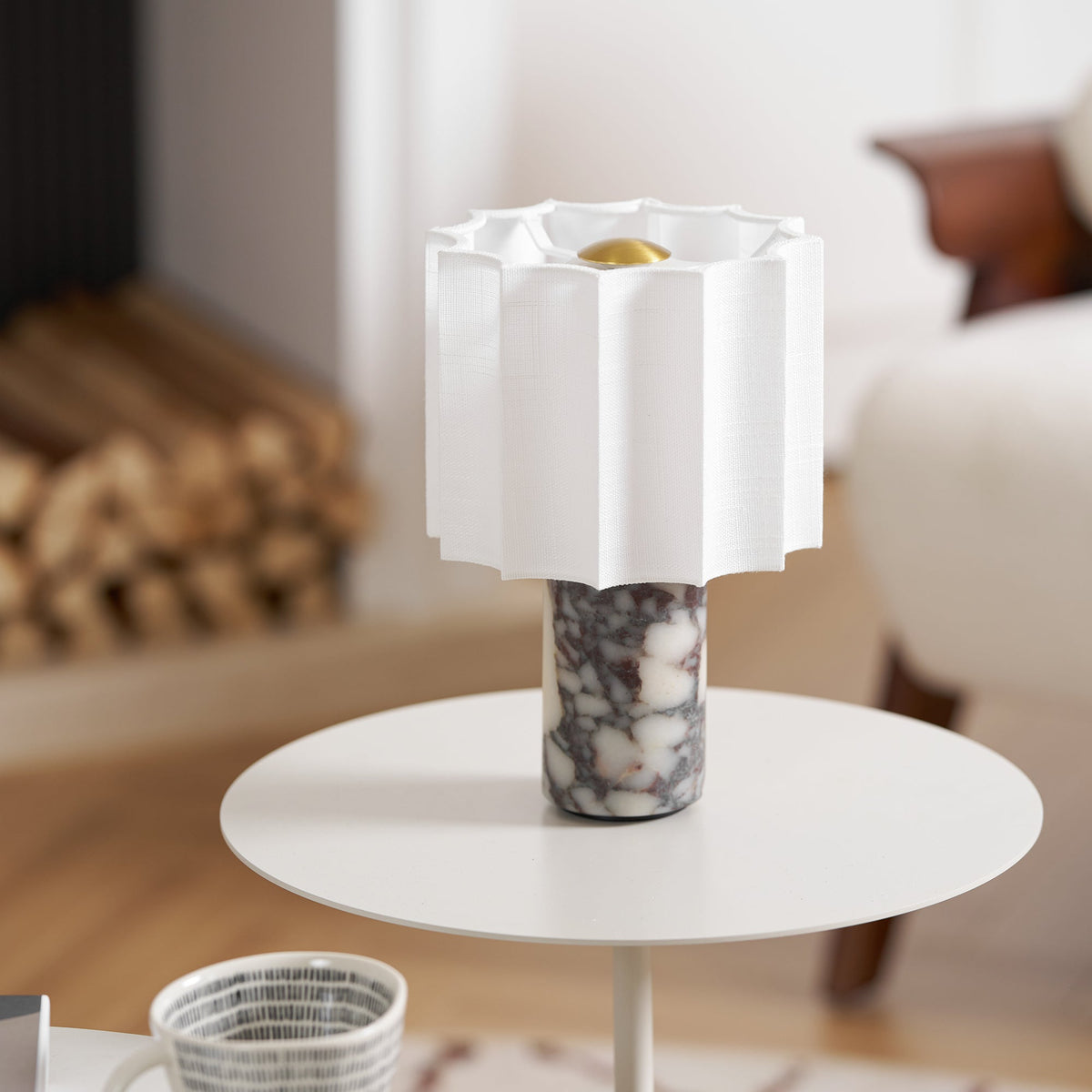 Lampa stołowa Serenity z płótna ze składanymi fałdami i marmuru