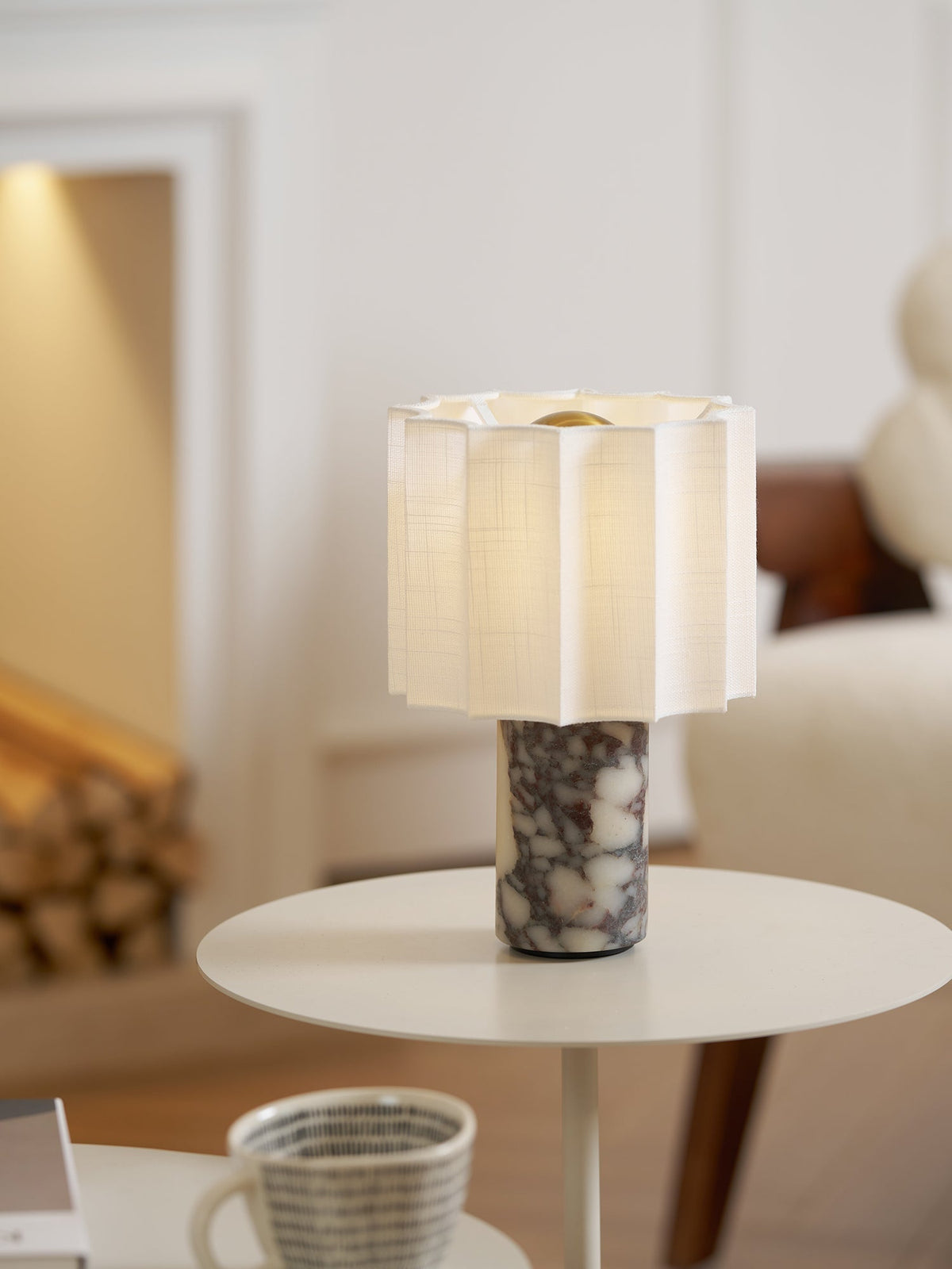 Lampa stołowa Serenity z płótna ze składanymi fałdami i marmuru