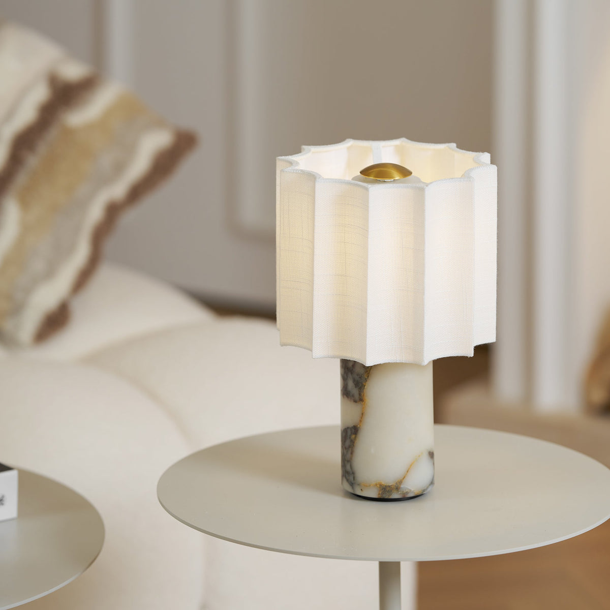 Lampa stołowa Serenity z płótna ze składanymi fałdami i marmuru