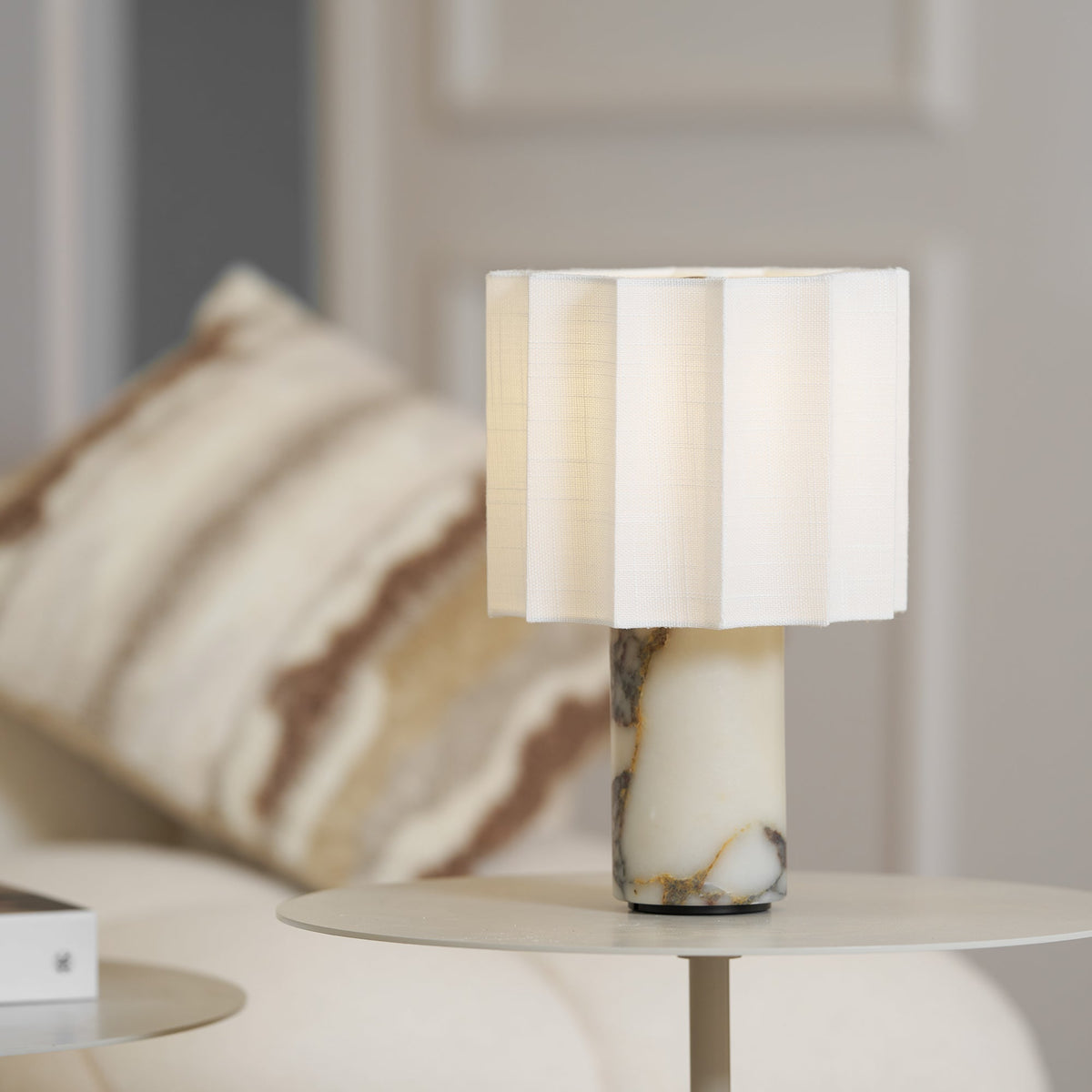 Lampa stołowa Serenity z płótna ze składanymi fałdami i marmuru