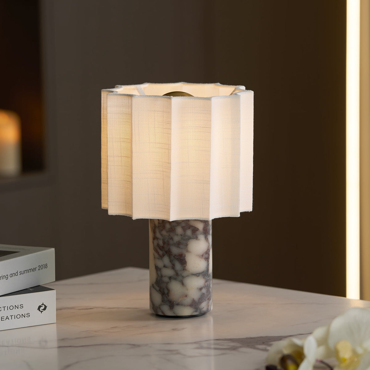 Lampa stołowa Serenity z płótna ze składanymi fałdami i marmuru