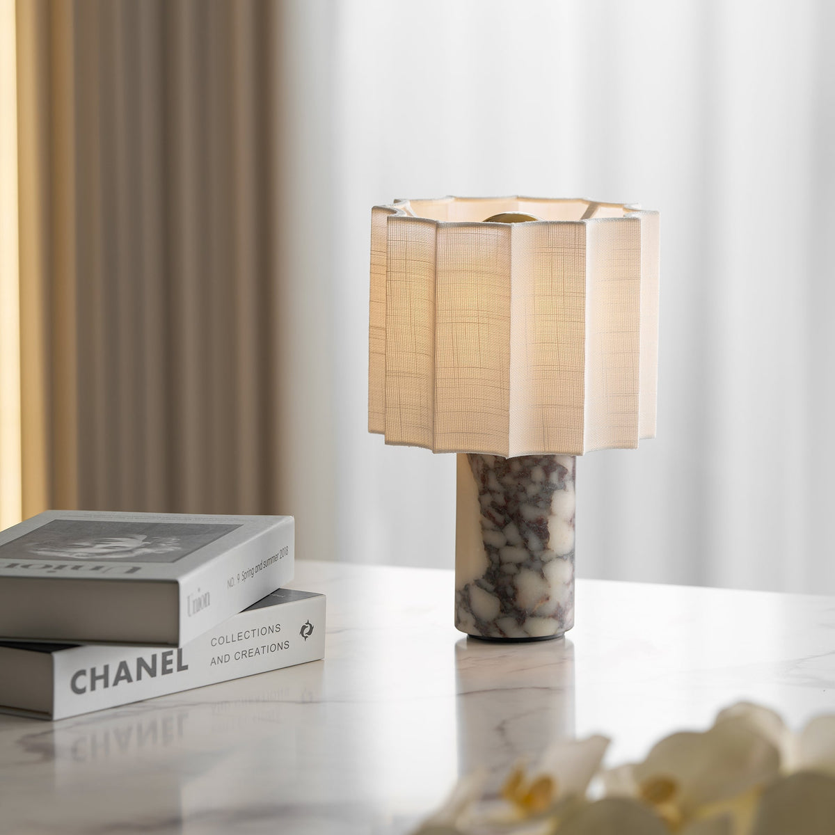 Lampa stołowa Serenity z płótna ze składanymi fałdami i marmuru