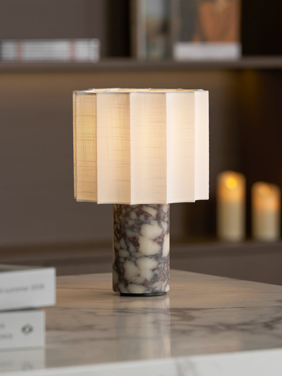 Lampa stołowa Serenity z płótna ze składanymi fałdami i marmuru