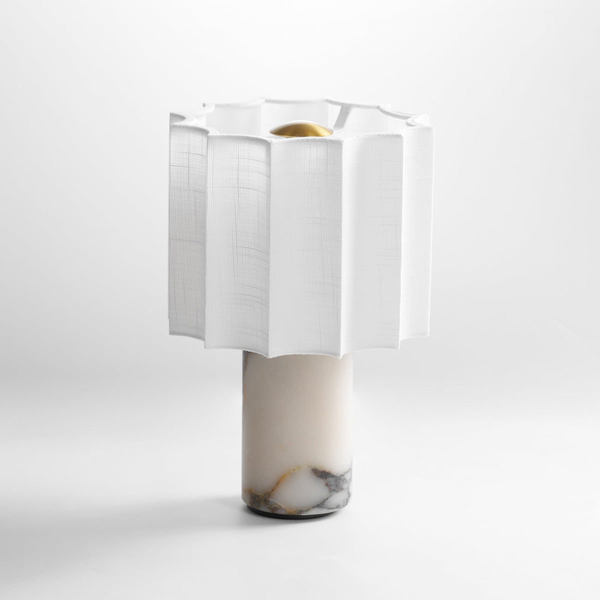Lampa stołowa Serenity z płótna ze składanymi fałdami i marmuru