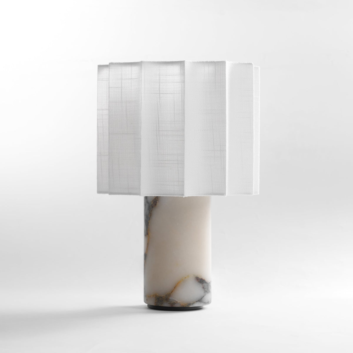Lampa stołowa Serenity z płótna ze składanymi fałdami i marmuru
