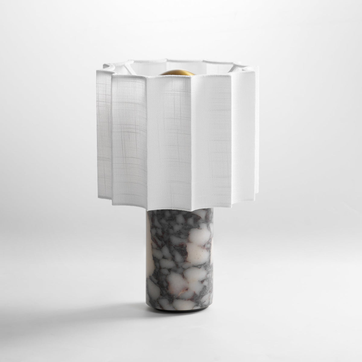 Lampa stołowa Serenity z płótna ze składanymi fałdami i marmuru