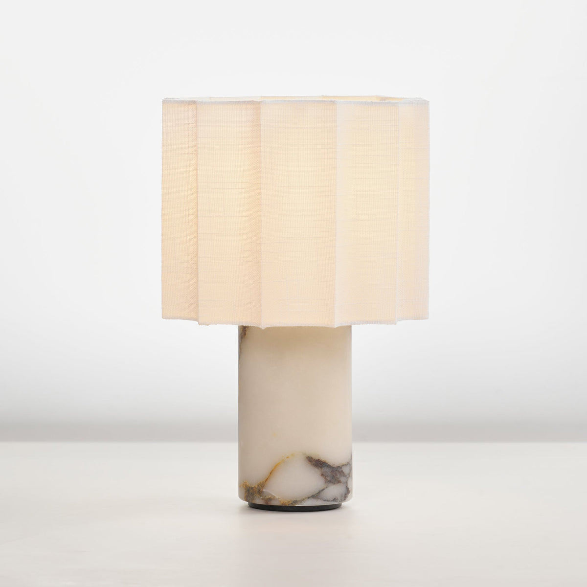 Lampa stołowa Serenity z płótna ze składanymi fałdami i marmuru