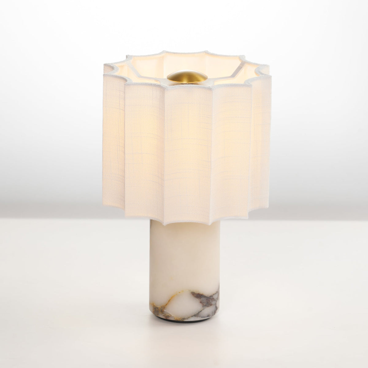 Lampa stołowa Serenity z płótna ze składanymi fałdami i marmuru