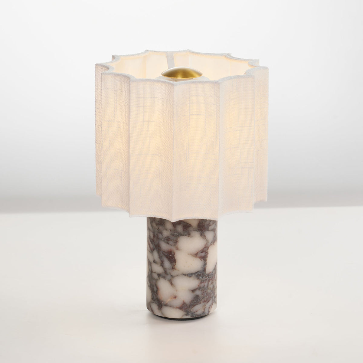 Lampa stołowa Serenity z płótna ze składanymi fałdami i marmuru