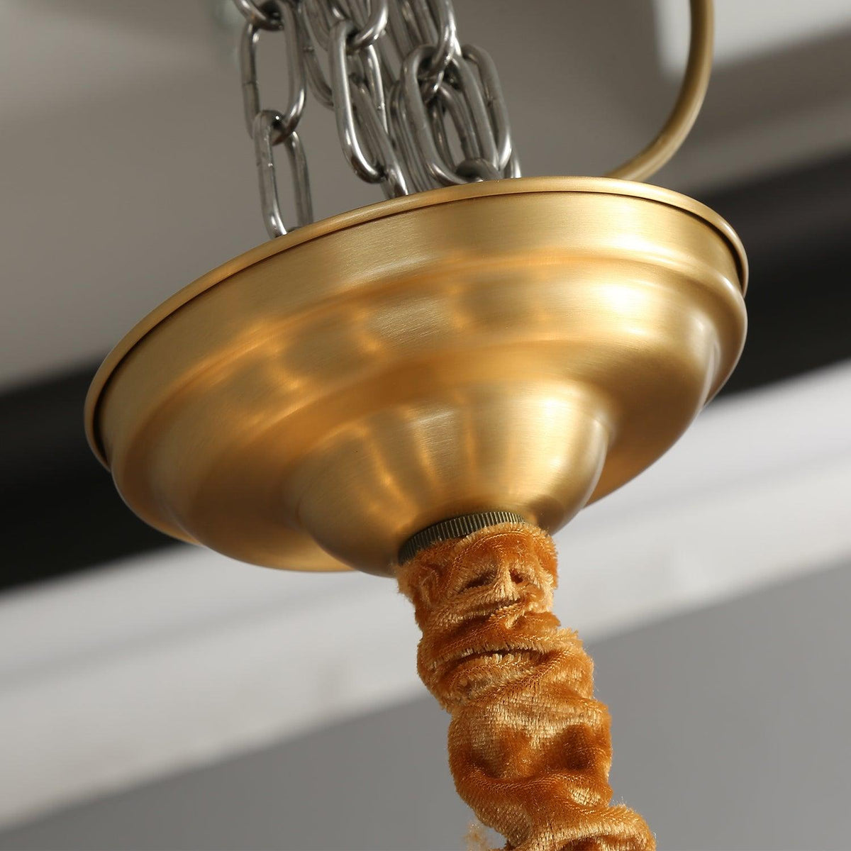 Żyrandol Round Frame Tall Ribbed czarny ze szkła z mosiężnymi ramionami