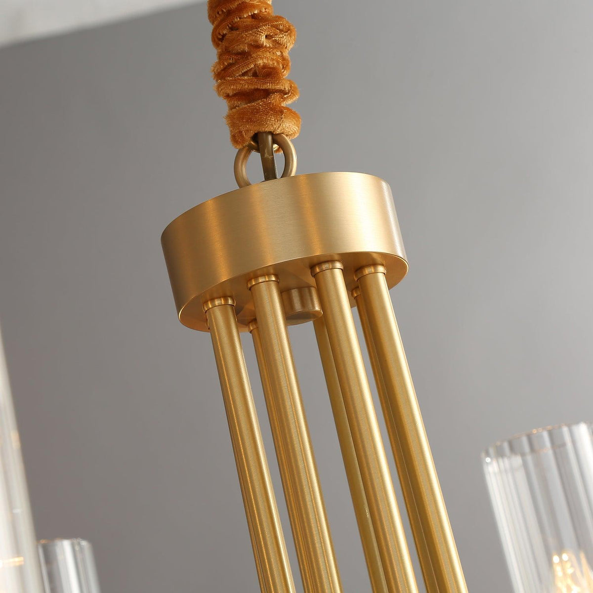 Żyrandol Round Frame Tall Ribbed czarny ze szkła z mosiężnymi ramionami